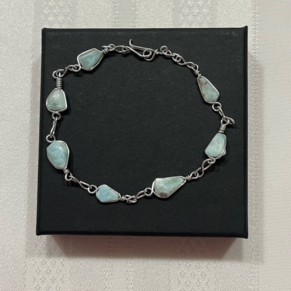 Blue stone Artisan Wrapped silver-tone bracelet. Casual. Feminine. Boho